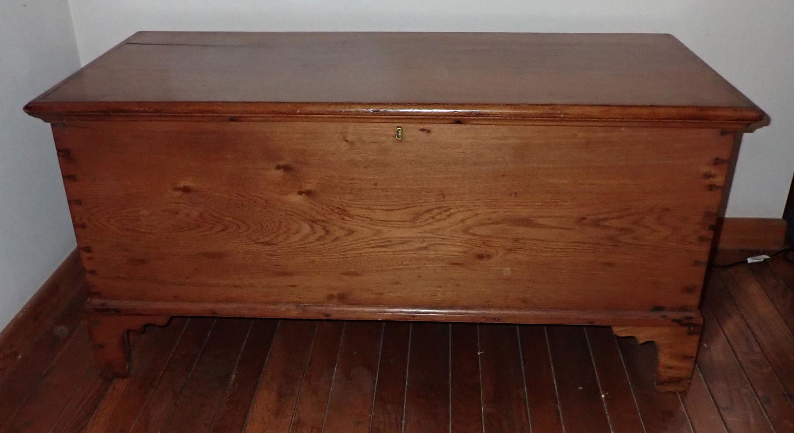 Blanket Chest w/ Bracket Feet & Dovetailed (1 of 6)