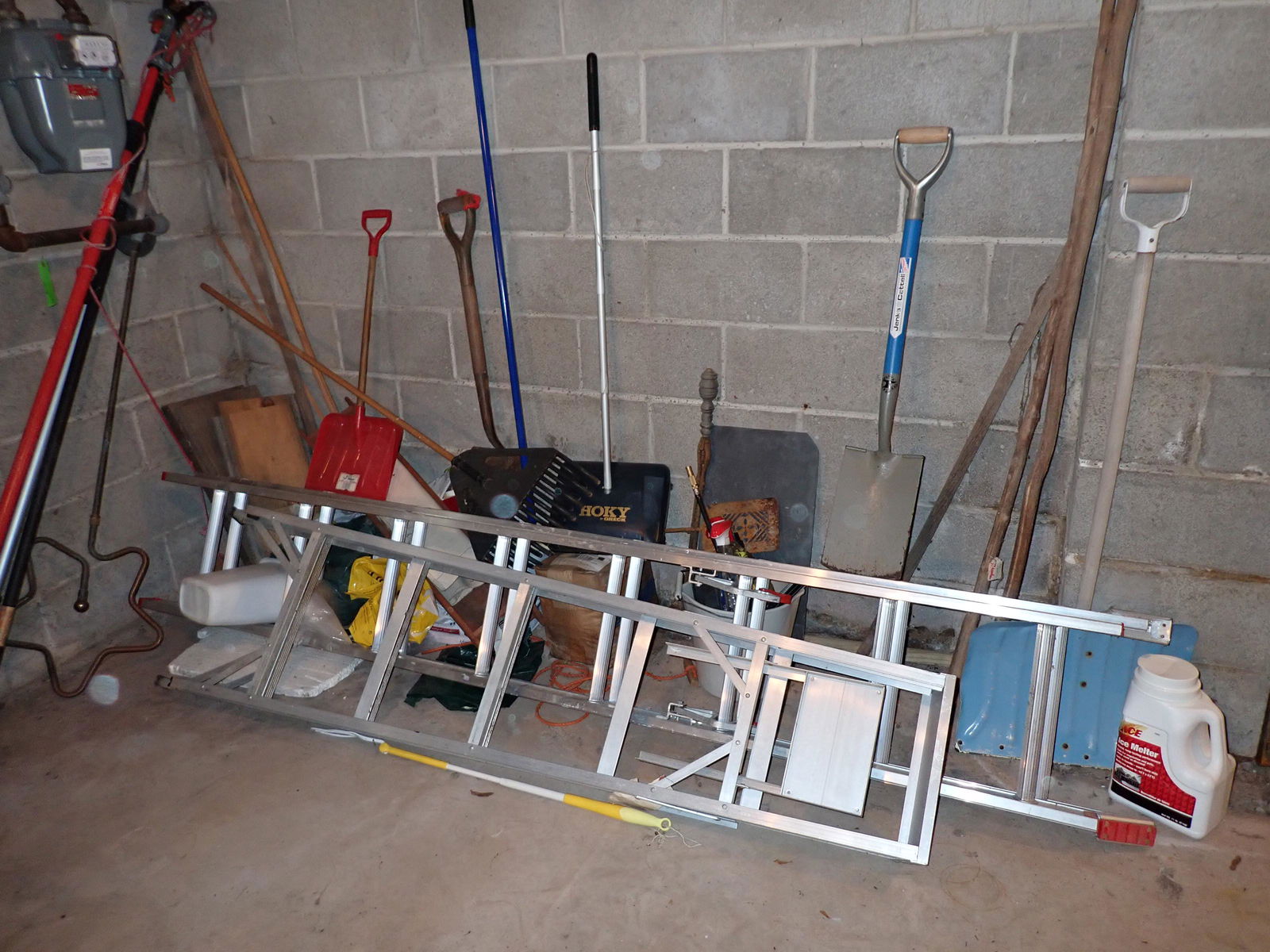 Aluminum Ladders Shovels Pole Saws (1 of 7)
