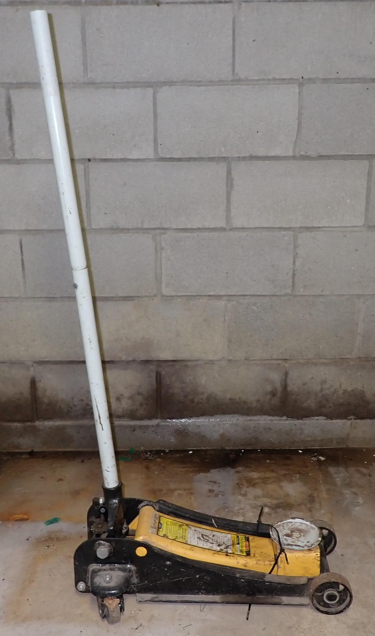 3 Ton Floor Jack (1 of 3)