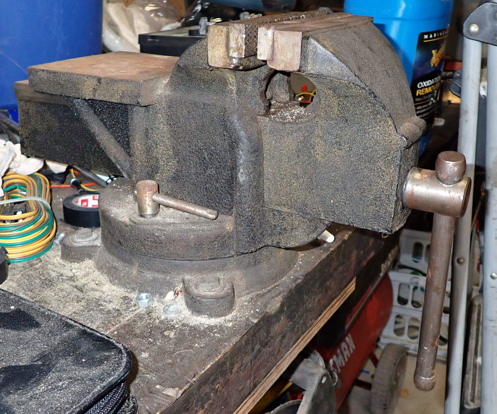 Swivel Vise with 6" Jaws (1 of 5)