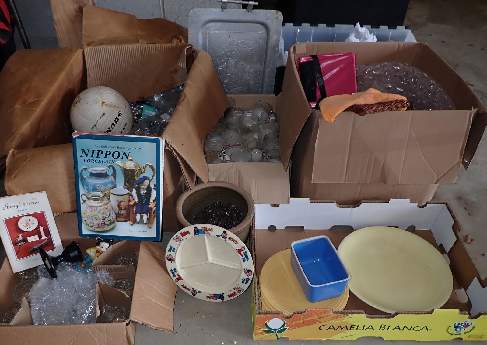 Stangl Pottery Nippon Book & Misc (1 of 12)