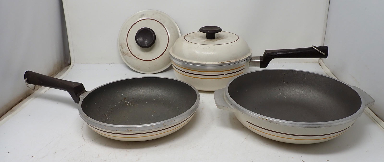 Vintage Dupont Silverstone Pots and Pans: Largest is approx 9 1/2" in diameter.