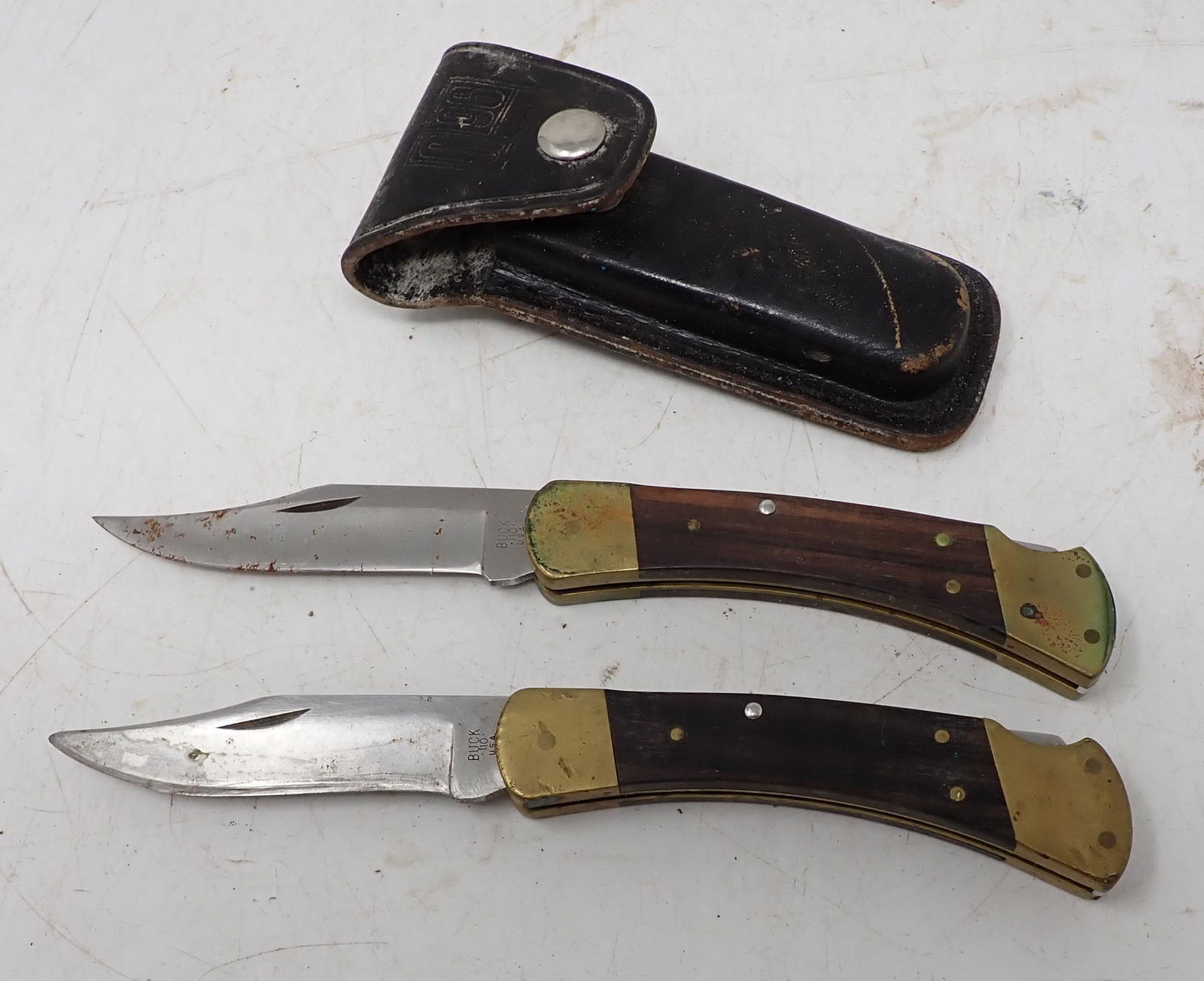 2 Buck Hunting Knives (1 of 2)