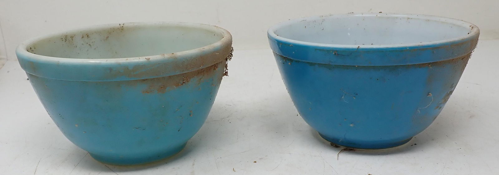 2 Pyrex Mixing Bowls (1 of 3)