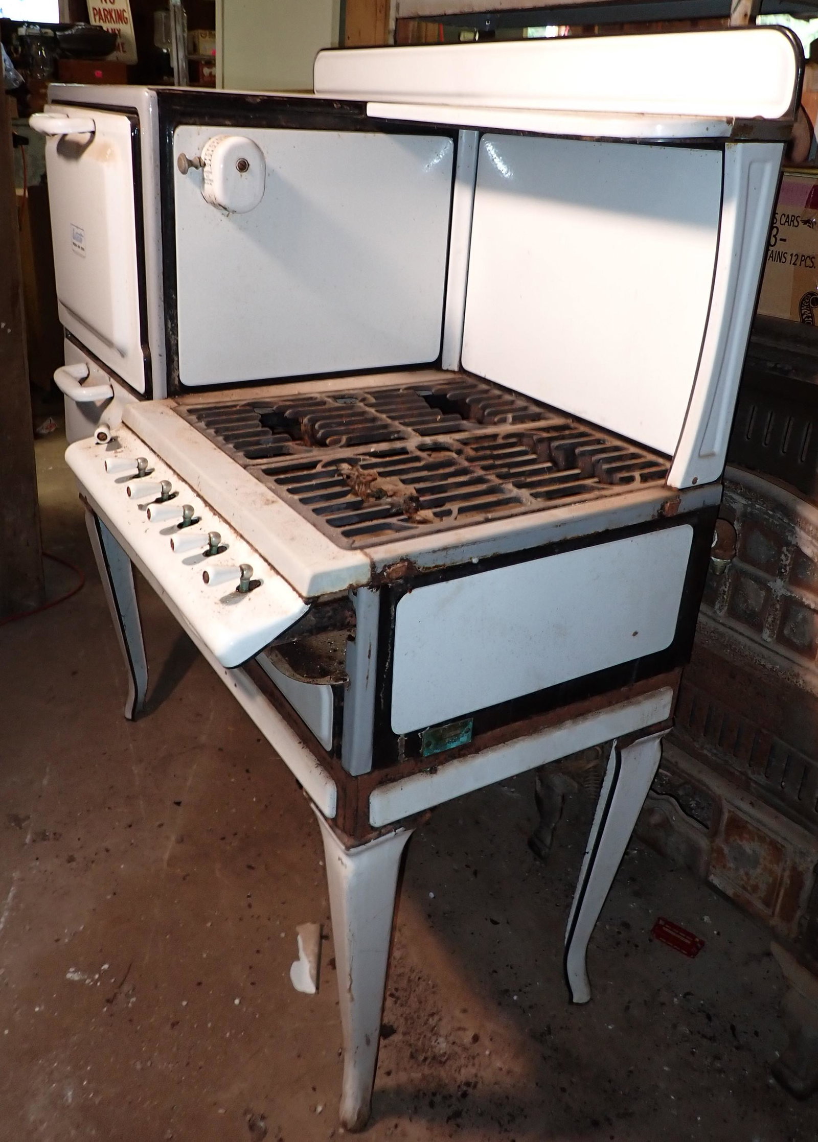 Antique Porcelain Gas Cook Stove: Approx 26" x 43" x 53" tall. BUYER MUST BE AT PICK UP AT 9:30am to remove it. Bring help to load !