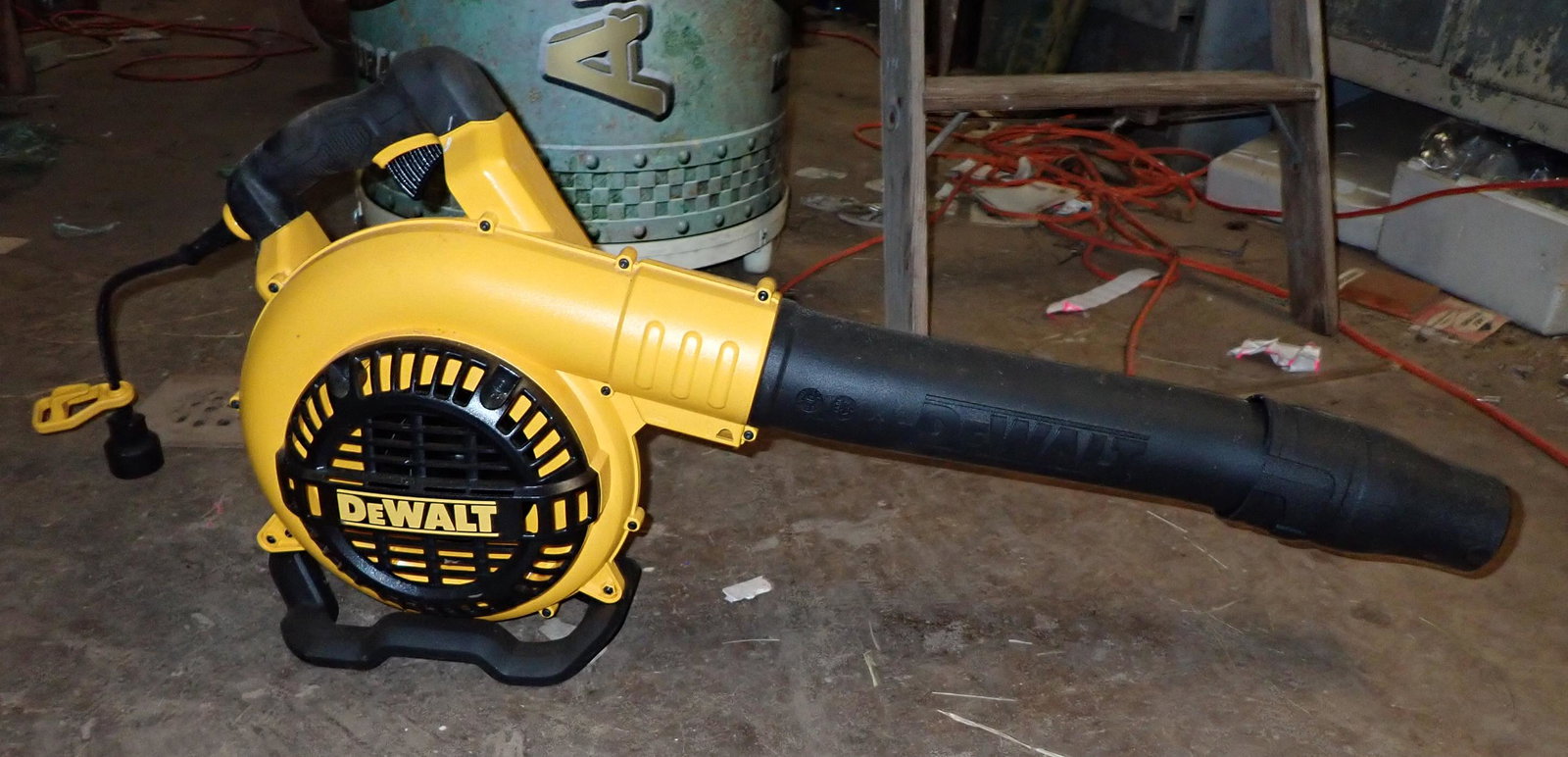 Electric Dewalt Leaf Blower (1 of 2)