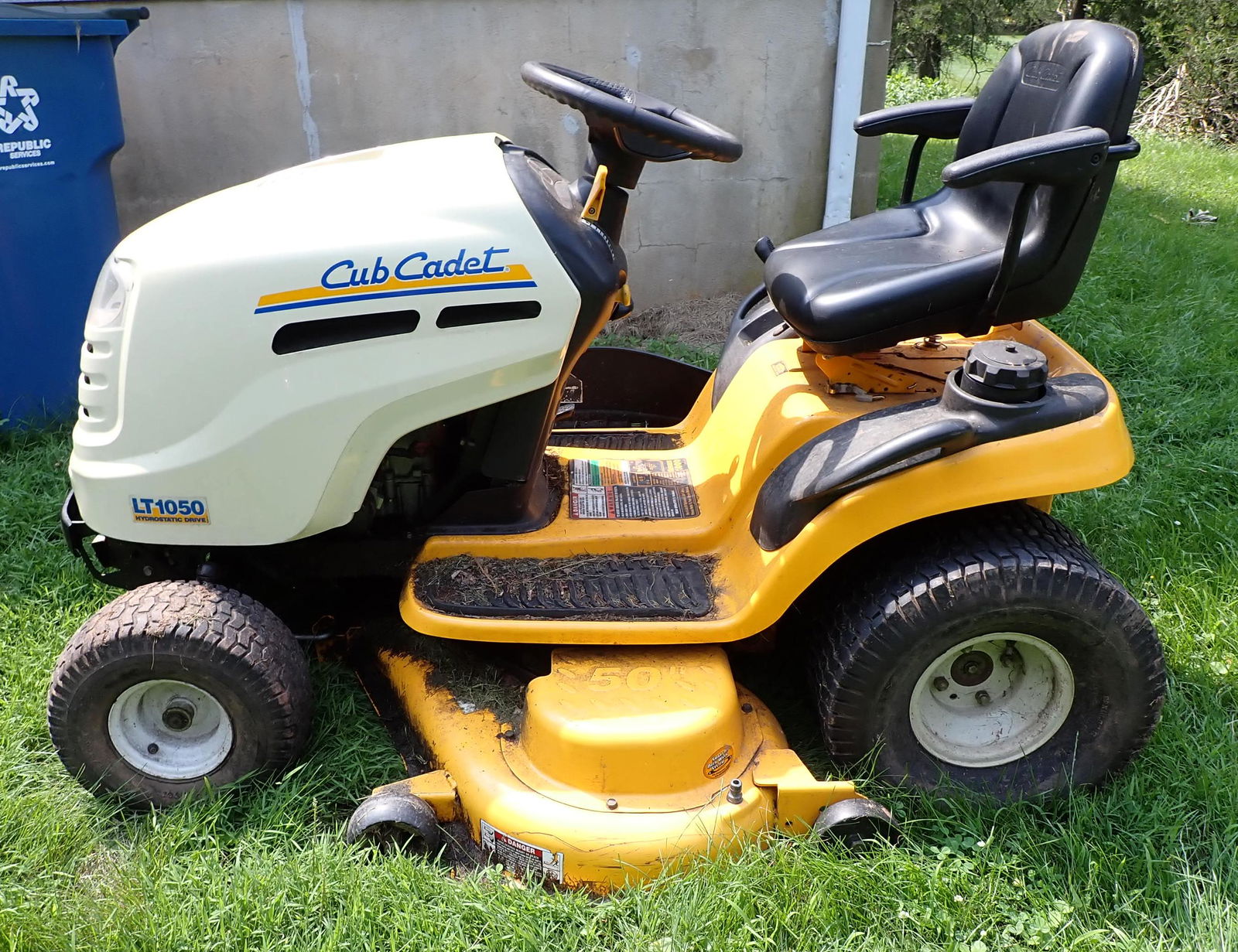 Cub cadet lt1050 deals