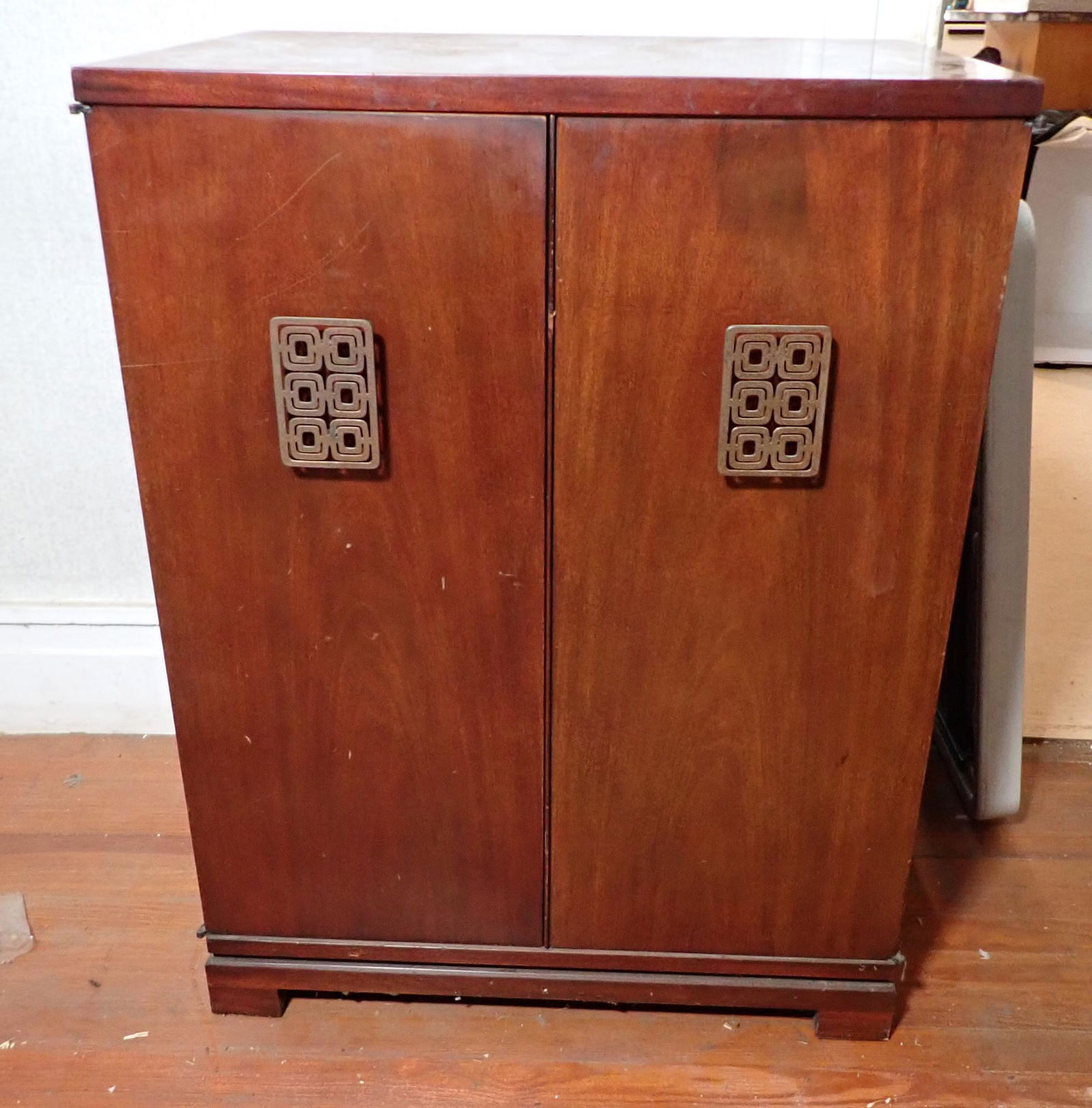 Vintage Sylvania TV Cabinet (1 of 3)