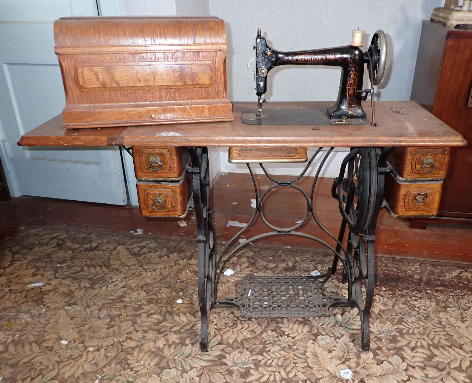 Standard Sewing Machine (1 of 7)