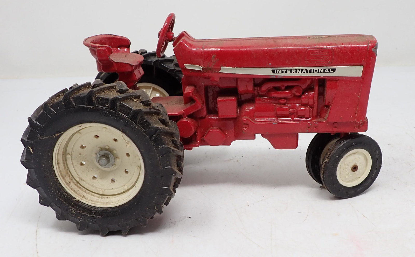Ertl International Harvest Farm Tractor: Approx 8 1/4" long