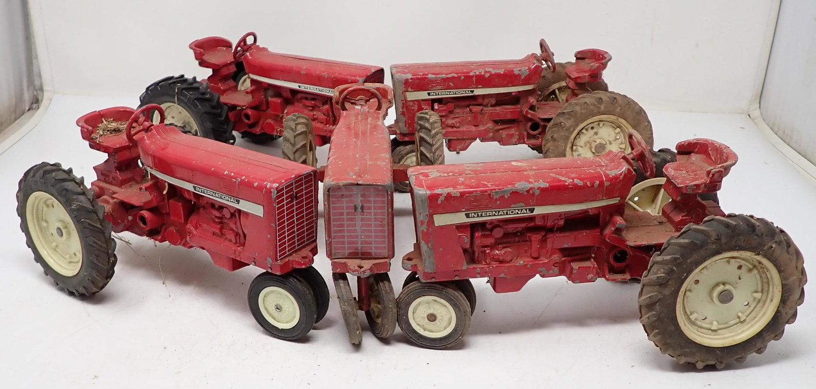 5 Ertl International Harvester Farm Tractors: Diecase tractors are approx 8" long
