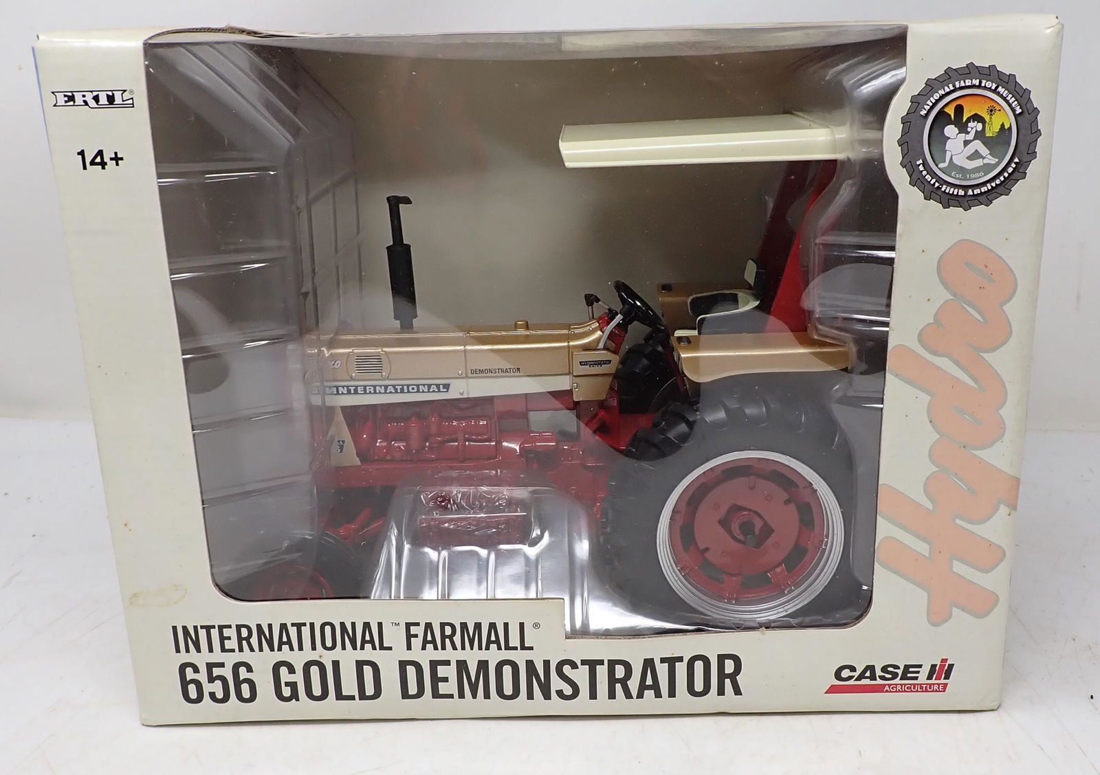 Ertl International Farmall 656 Gold Demonstrator (1 of 2)