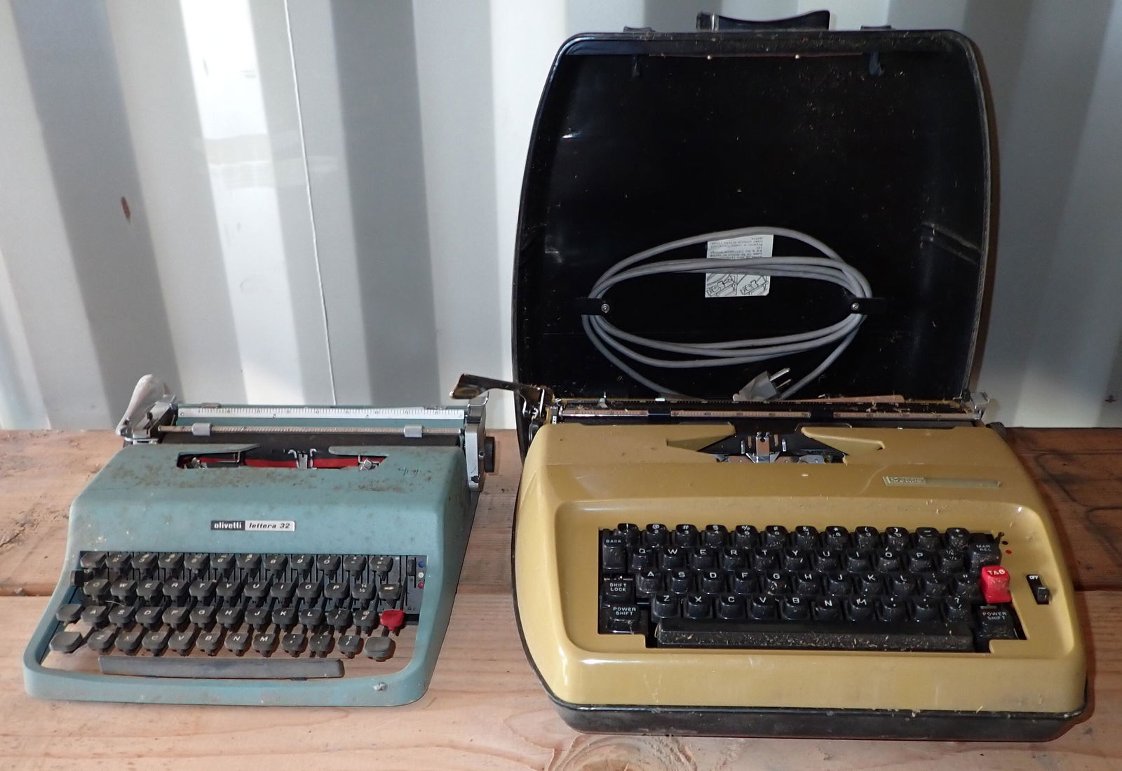 Vintage Olivetti Lettera 32 Typewriter (1 of 3)