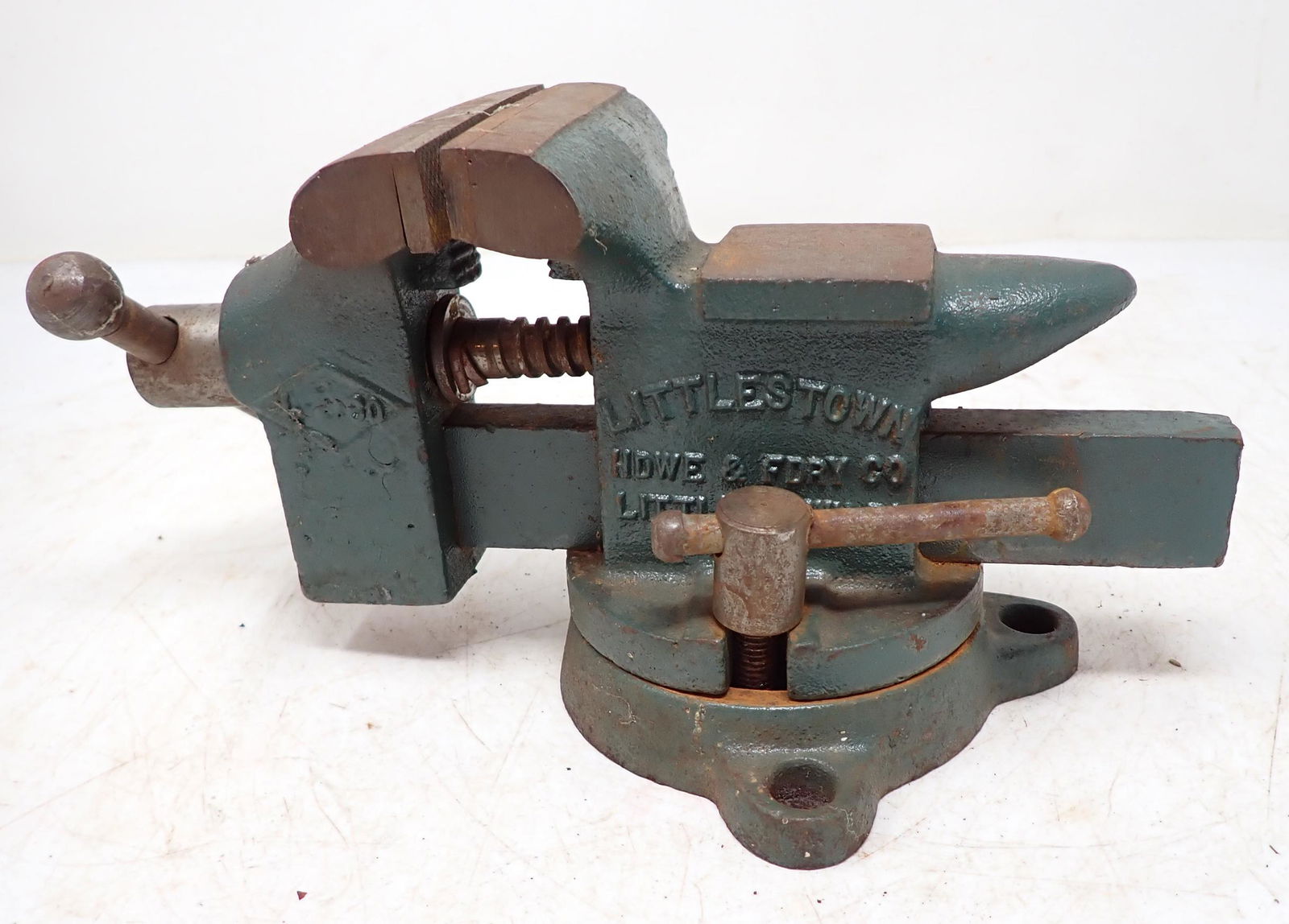 Littlestown No 112 Swivel Vise (1 of 2)