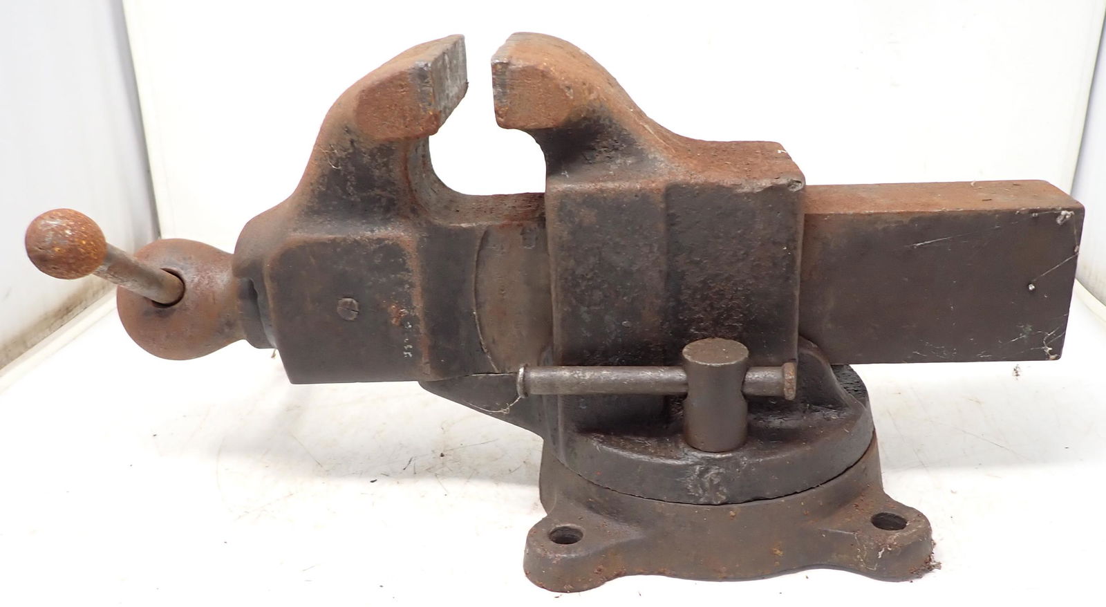 Yost 204 Swivel Vise (1 of 5)