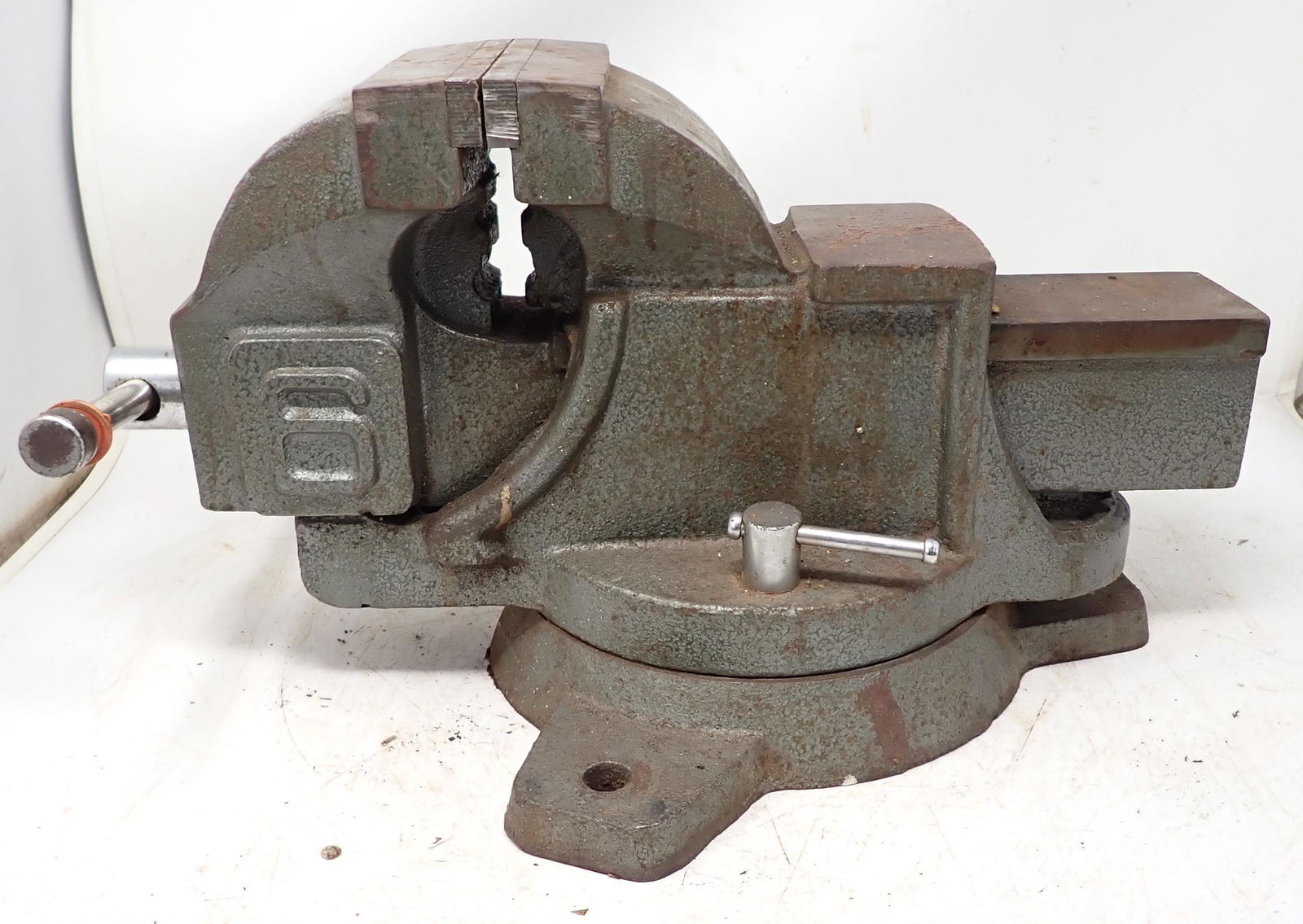 Swivel Bench Vise w/ 6" Jaws (1 of 3)