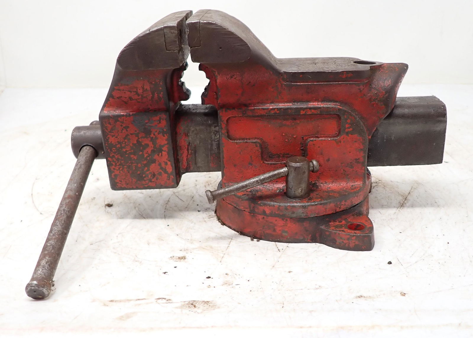 Meriden Swivel Bench Vise (1 of 3)