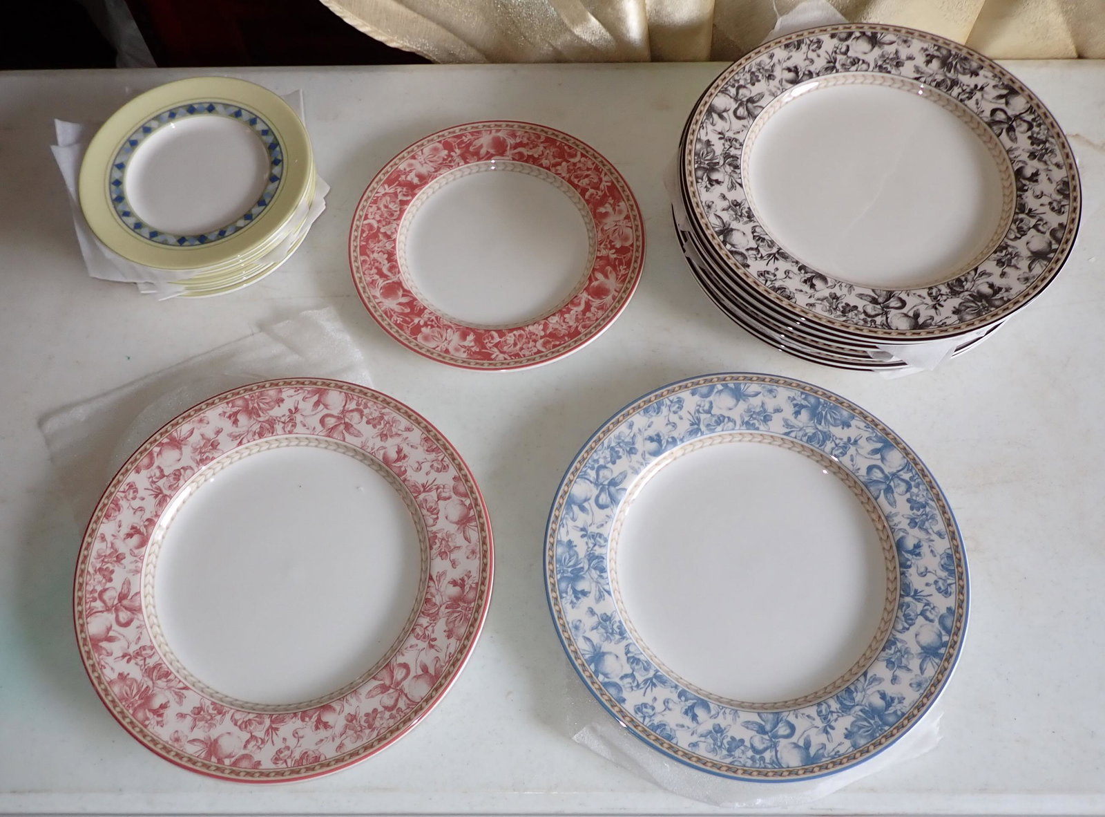 17 Royal Doulton Plates / Dinnerware: Largest is approx 11" in diameter. No shipping