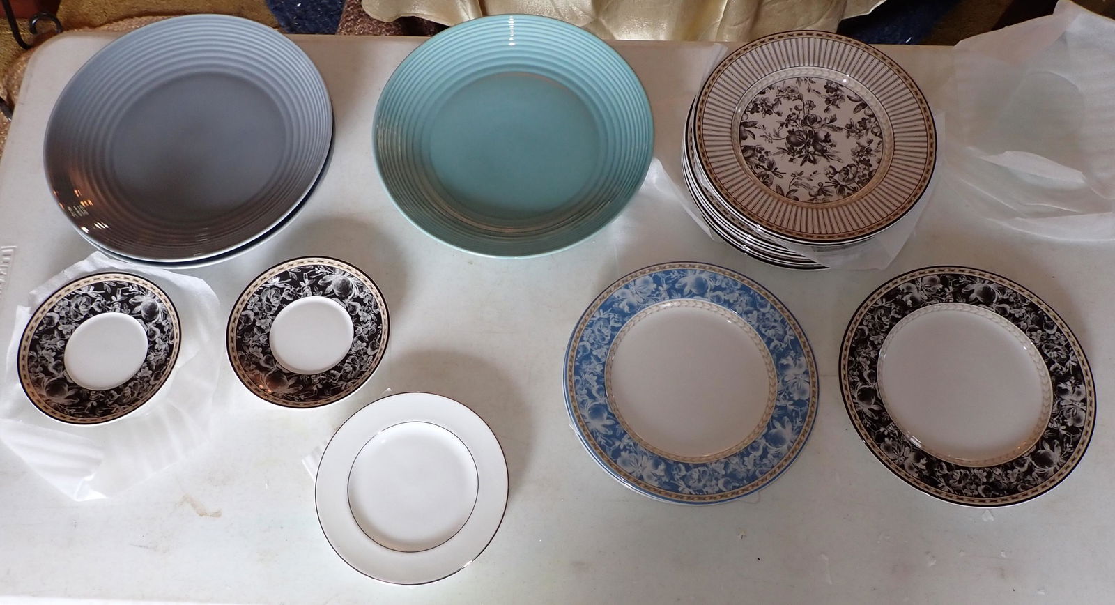 18 Pcs Royal Doulton Fine China Dinnerware (1 of 2)