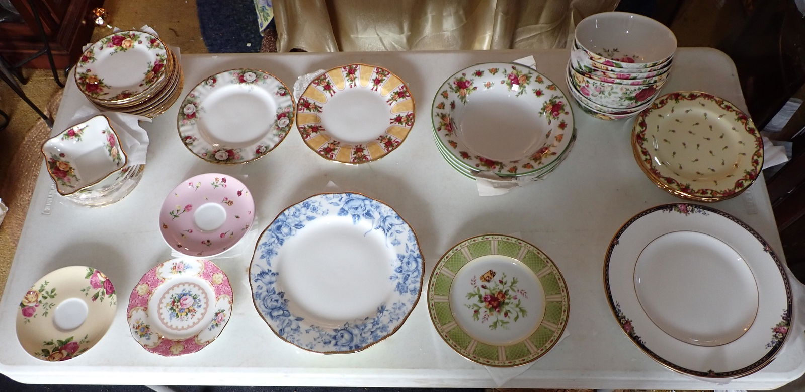50 pcs Royal Albert China (1 of 4)
