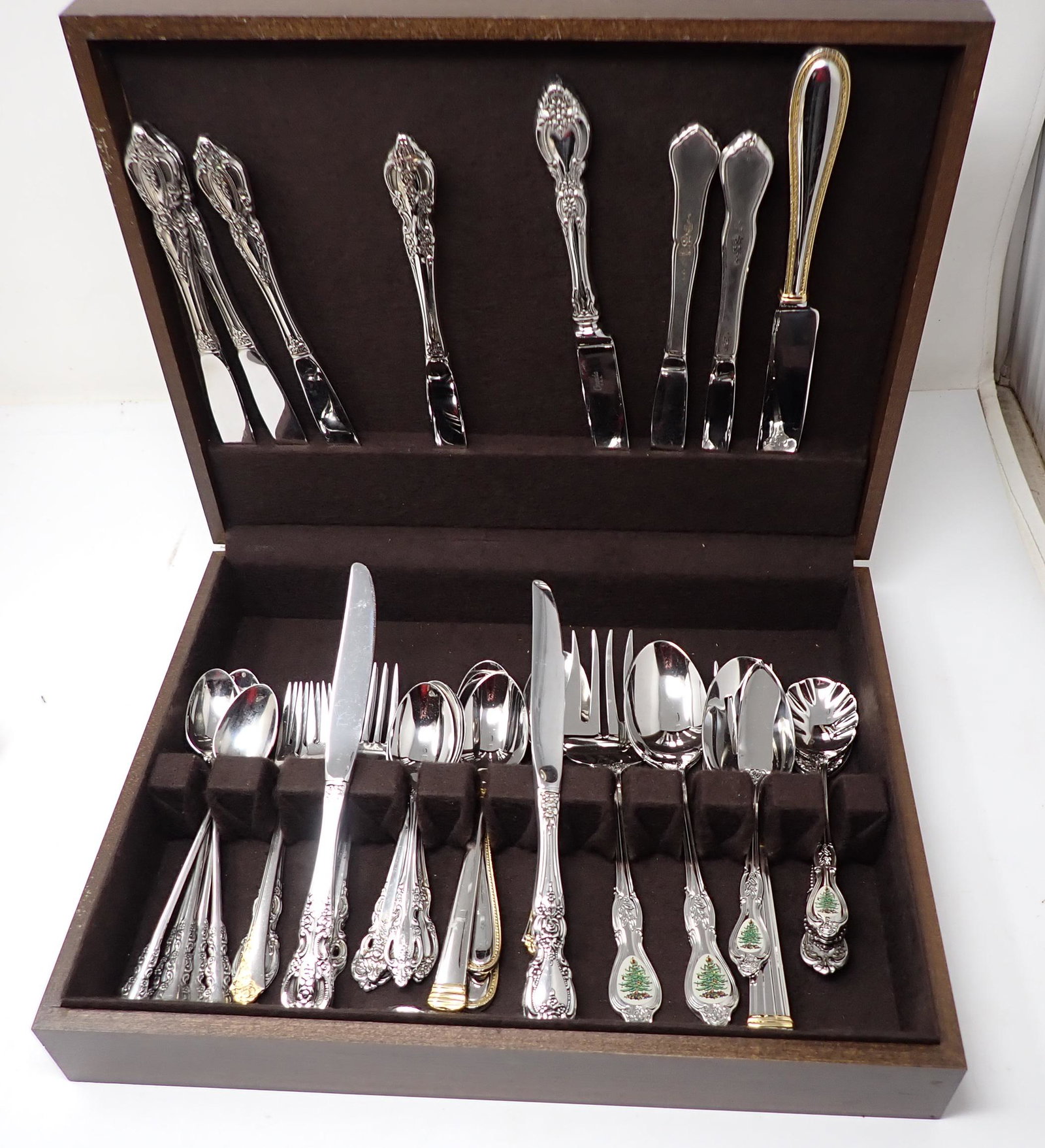 41 pcs of Flatware: Apprx 41 pcs , including Spode