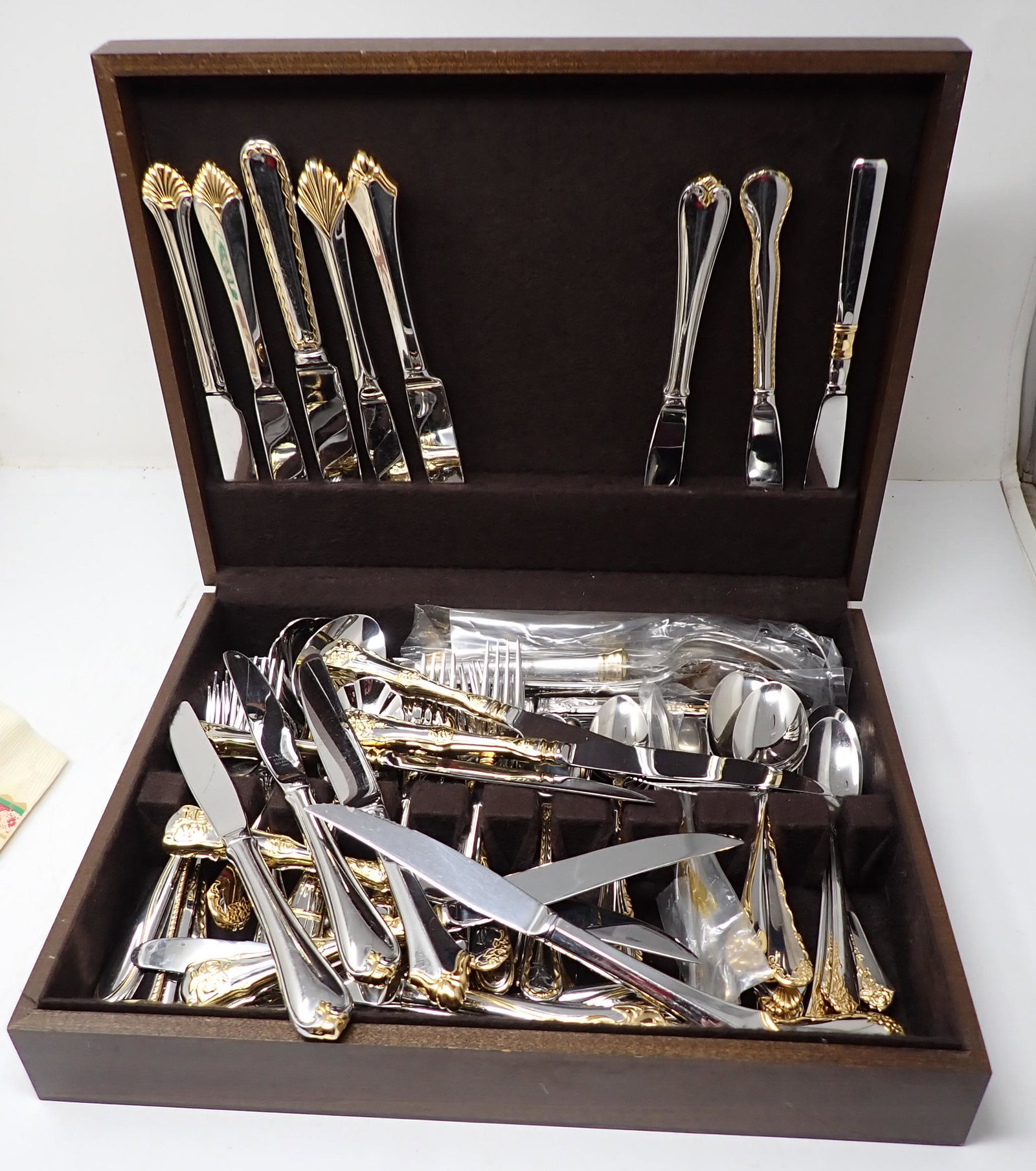 Oneida Flatware: Apprx 96 pieces, mixed patterns