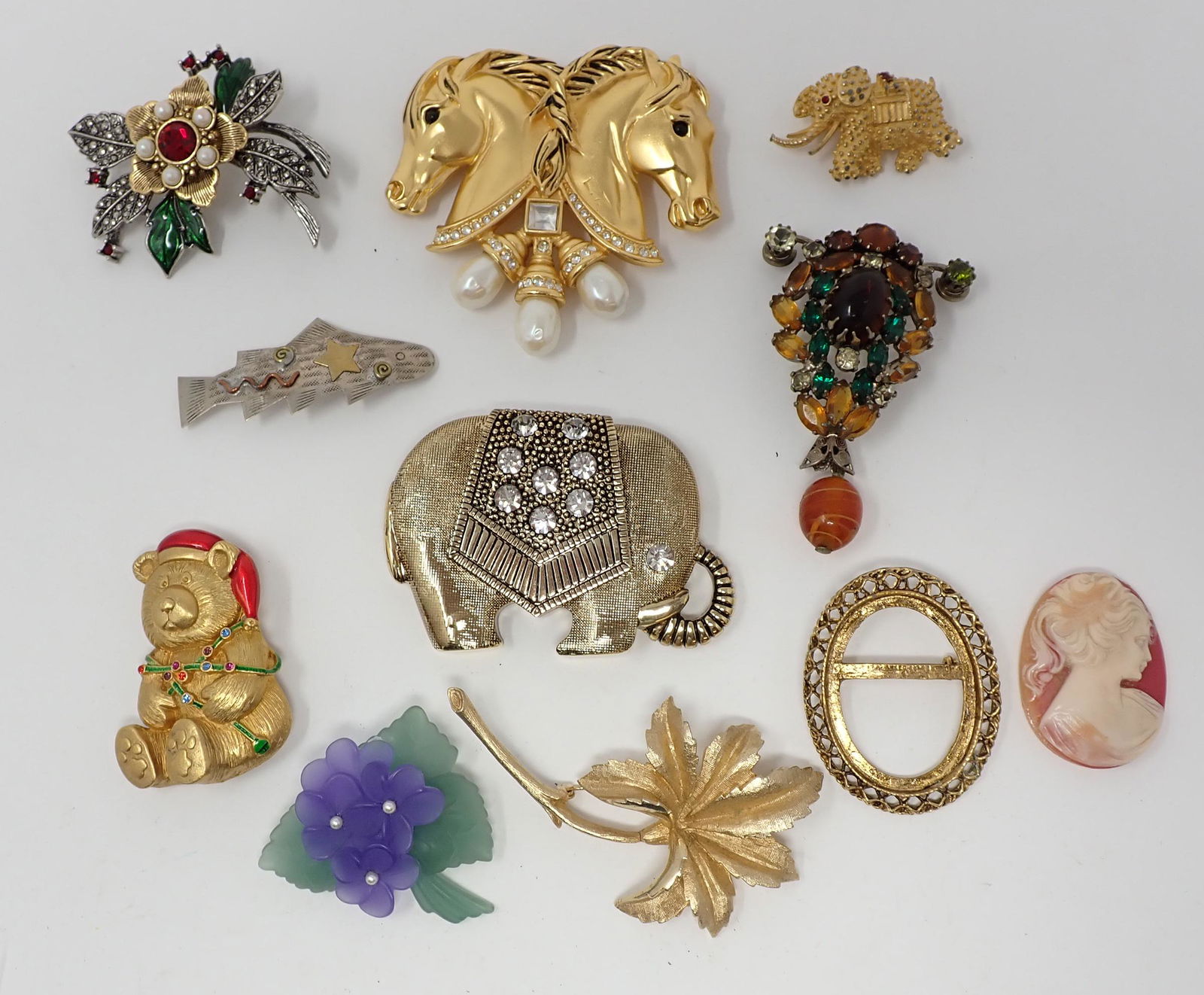 10 Costume Brooches (1 of 2)