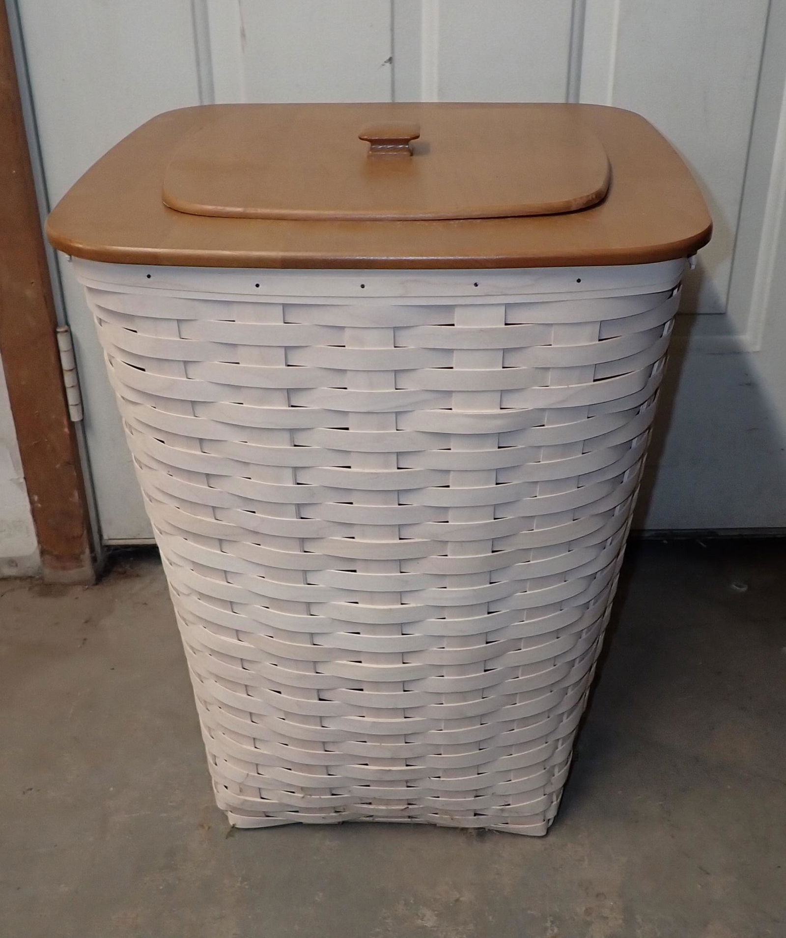 2015 Longaberger Laundry Basket (1 of 4)