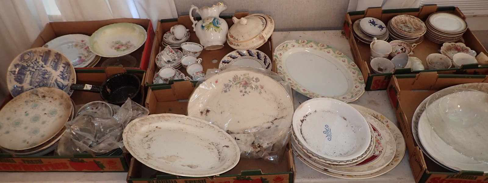 China Porcelain Glassware Misc Contents (1 of 16)