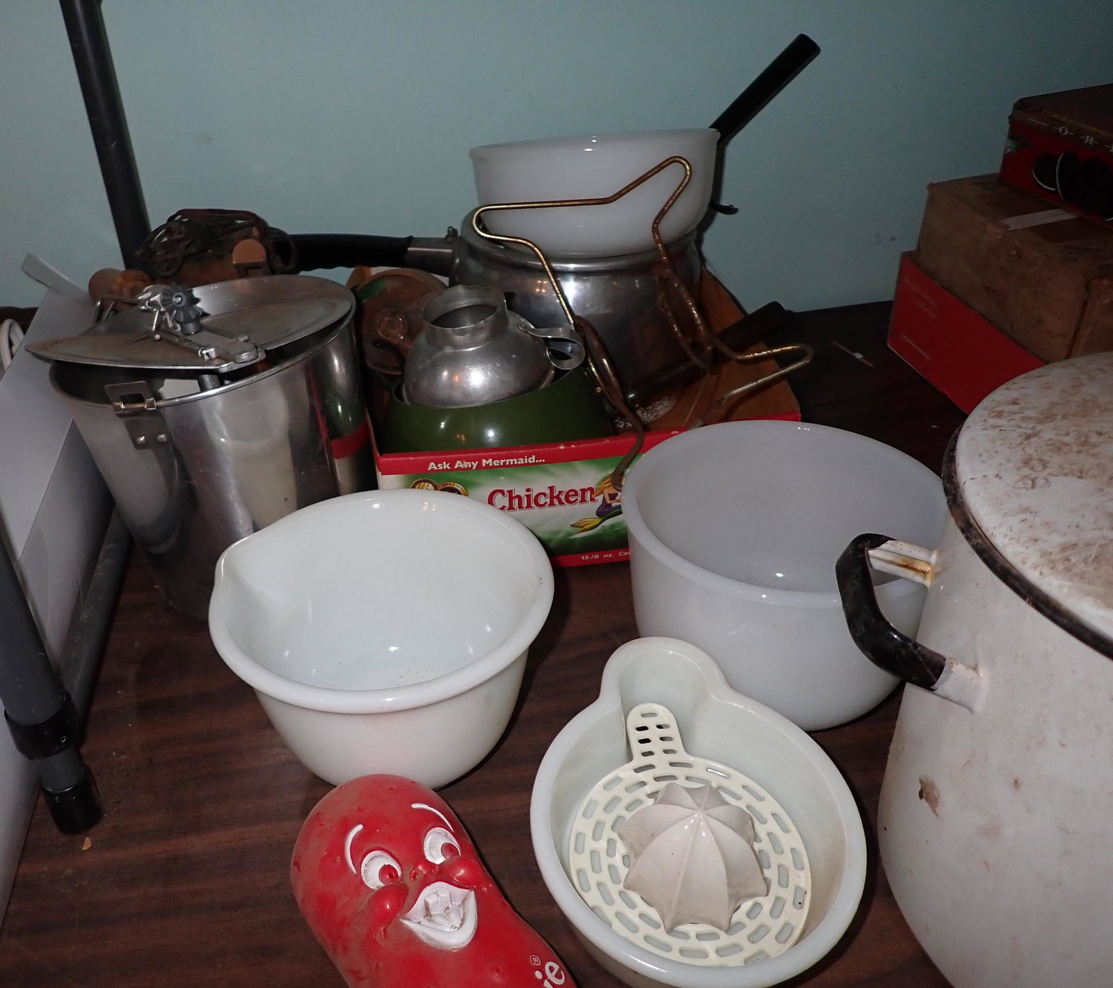 Vintage Kitchenware Tins Christmas Items & Misc (1 of 13)