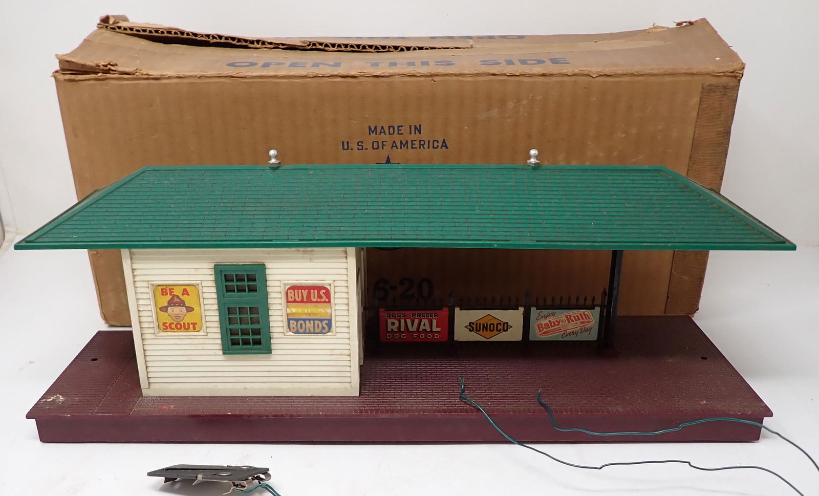 Lionel 256 Illuminated Freight Station (1 of 4)
