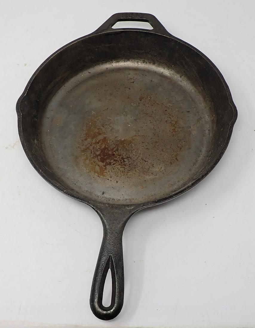 Cast Iron Lodge Skillet (1 of 3)