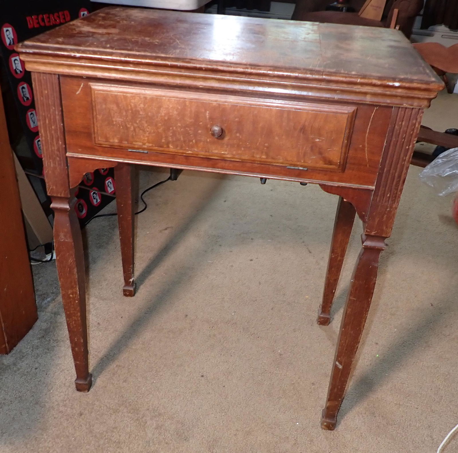 Singer Sewing Machine: NO SHIPPING