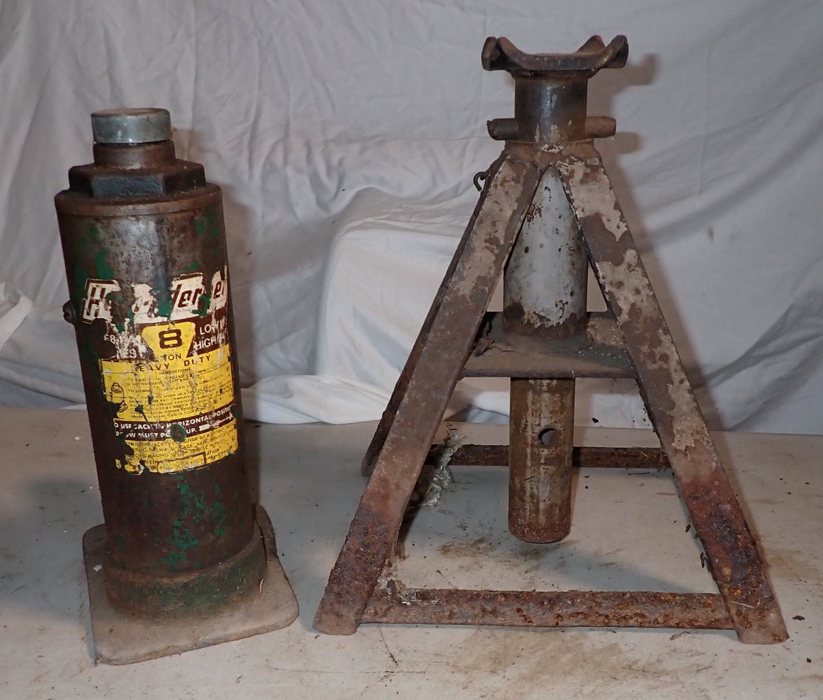 8 Ton Bottle Jack and Stand (1 of 2)