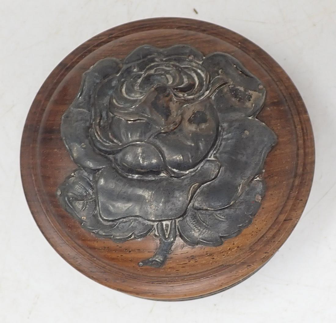 Wood Trinket Box w/ Flower: Approx 4" in diameter
