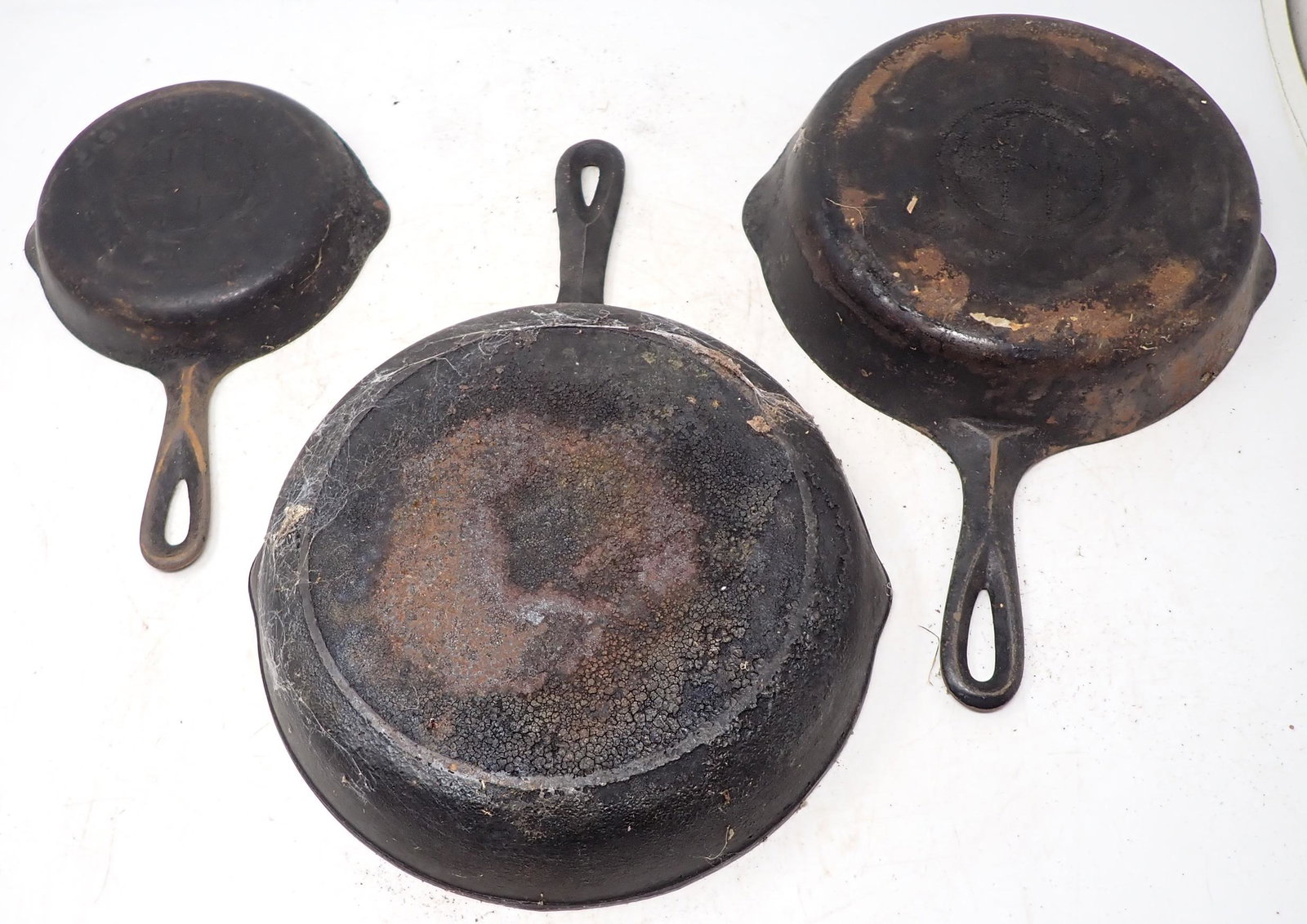 Griswold No 3 & 6 Cast Iron Skillets: Can not make out name on middle one