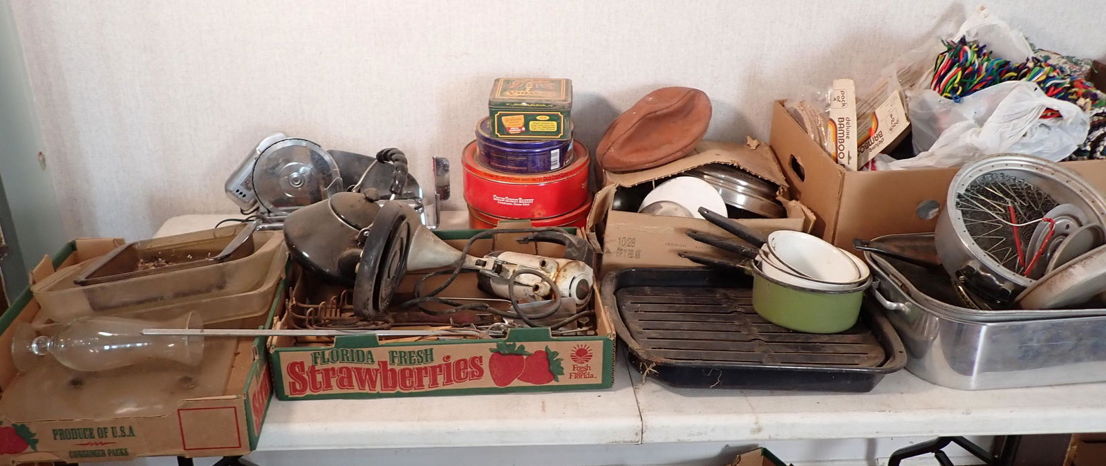 Kitchenware Tin Misc Table Contents (1 of 6)