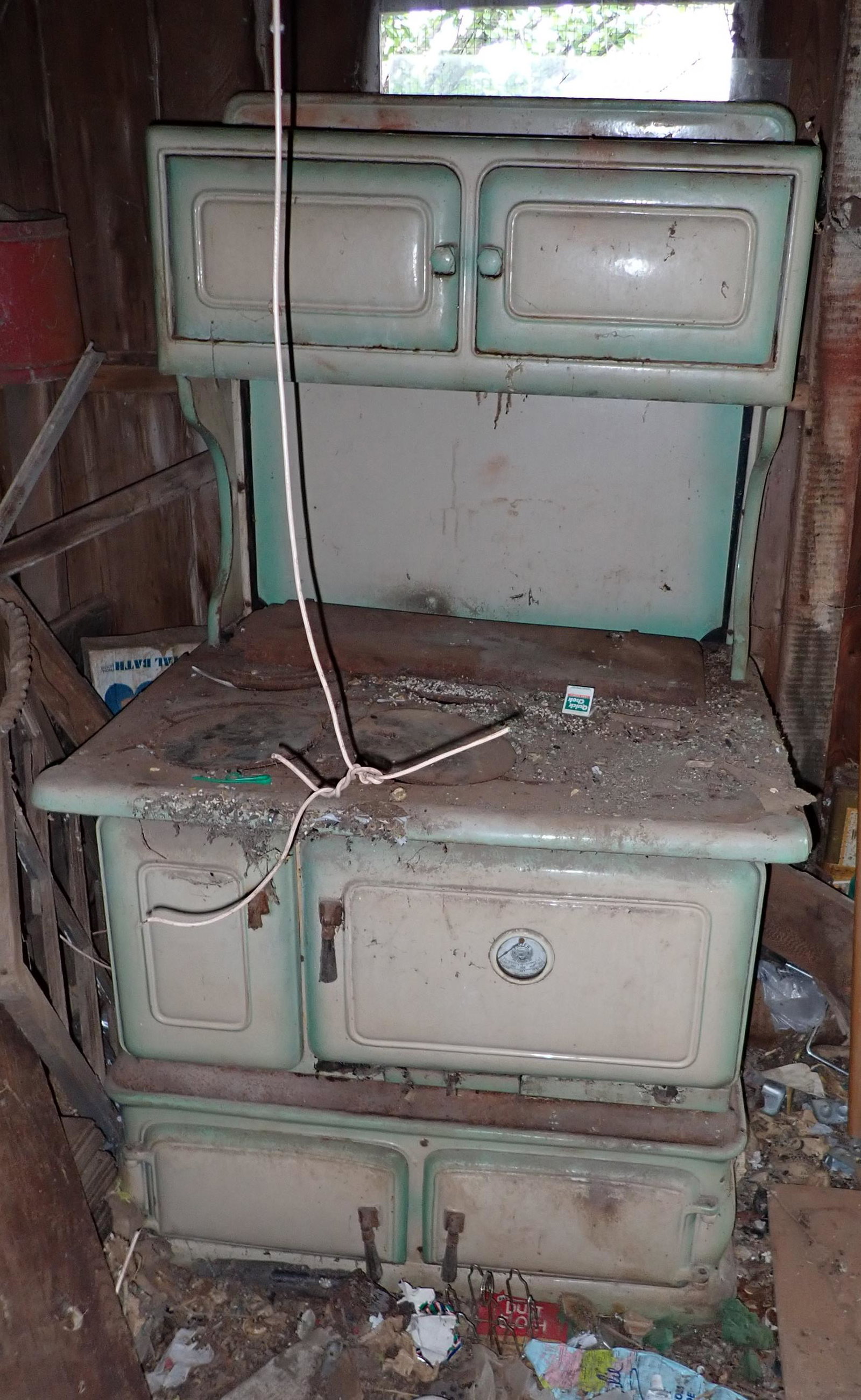 Cast Iron Enameled Kitchen Stove & Contents (1 of 17)