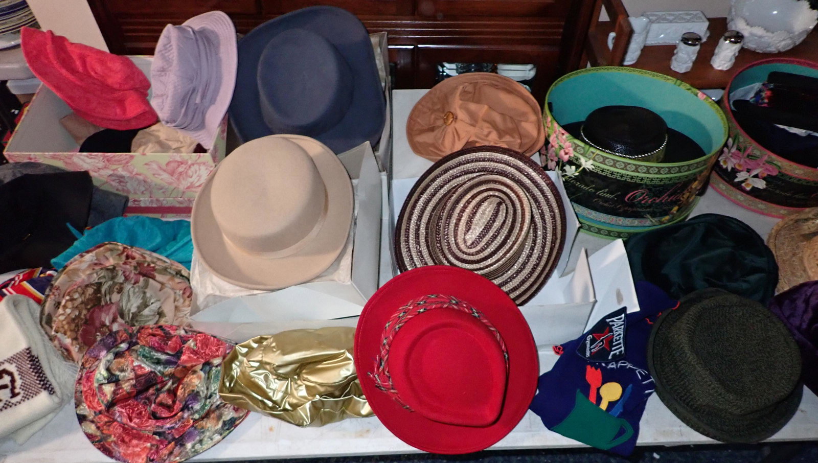 Vintage Womens Hats: Getting all pictured on table