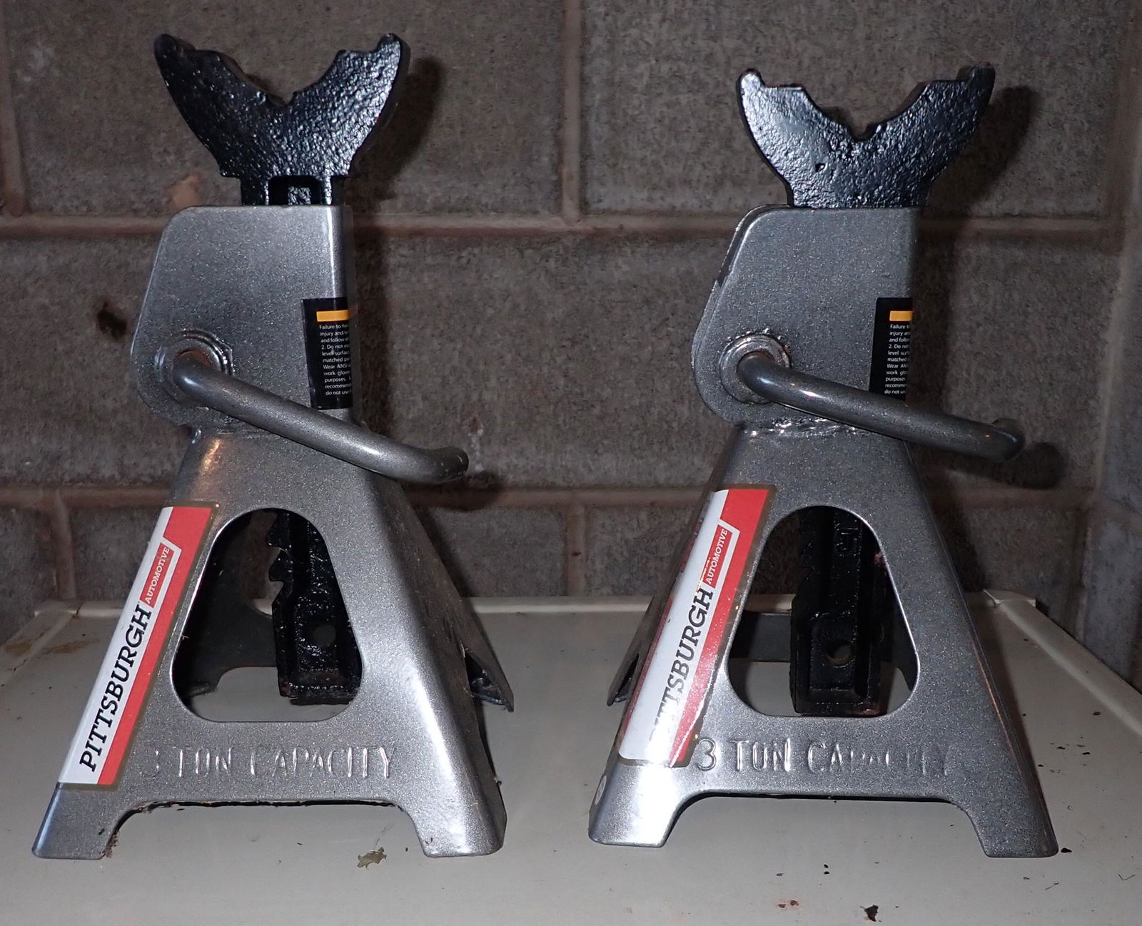2 Pittsburgh 3 Ton Jack Stands (1 of 1)