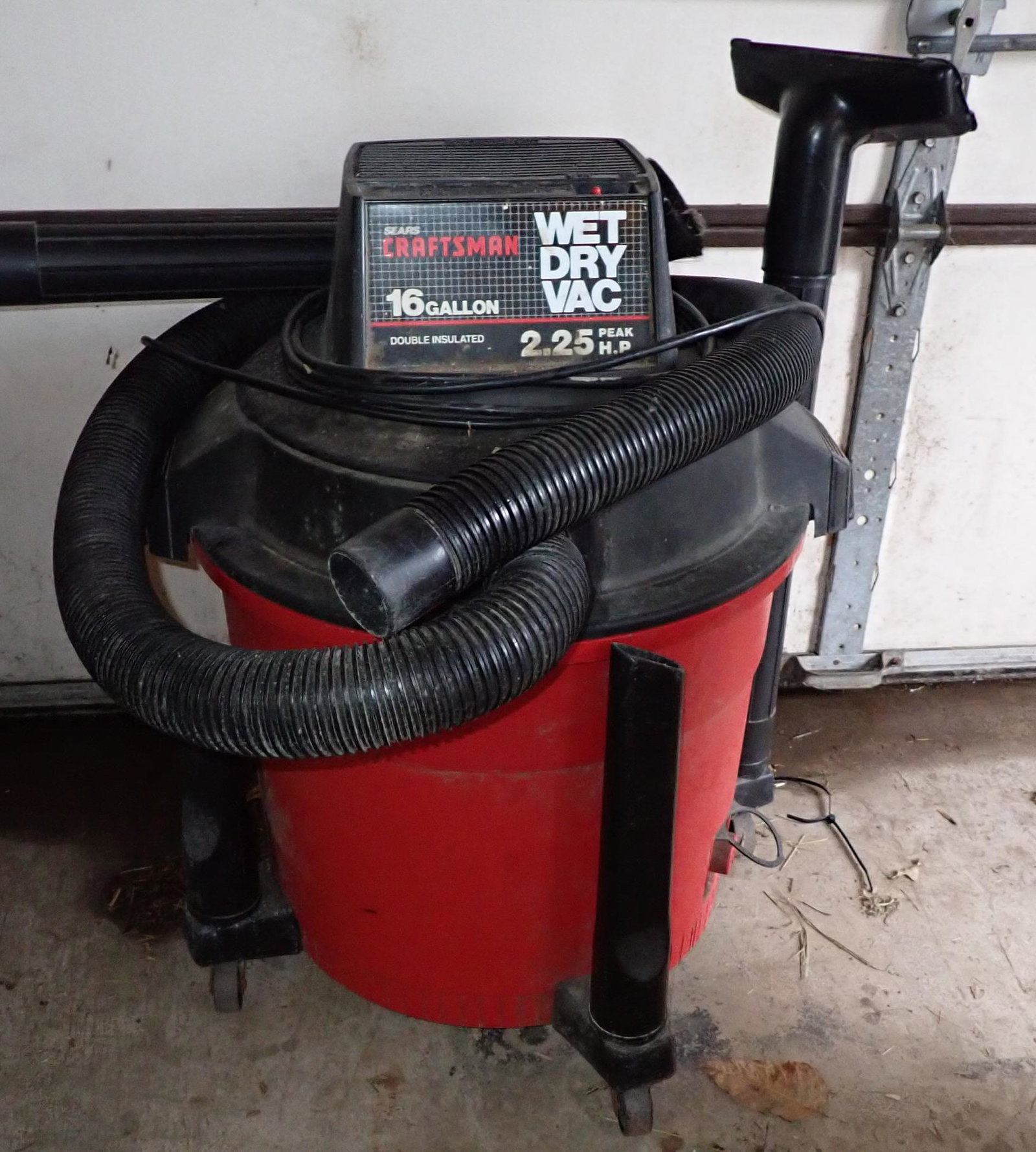 Craftsman 16 Gallon Shop Vac (1 of 2)