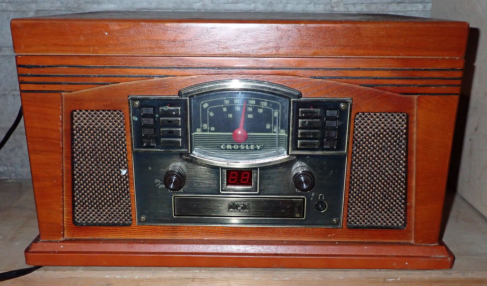 Crosley Stereo CD Radio Turntable (1 of 2)