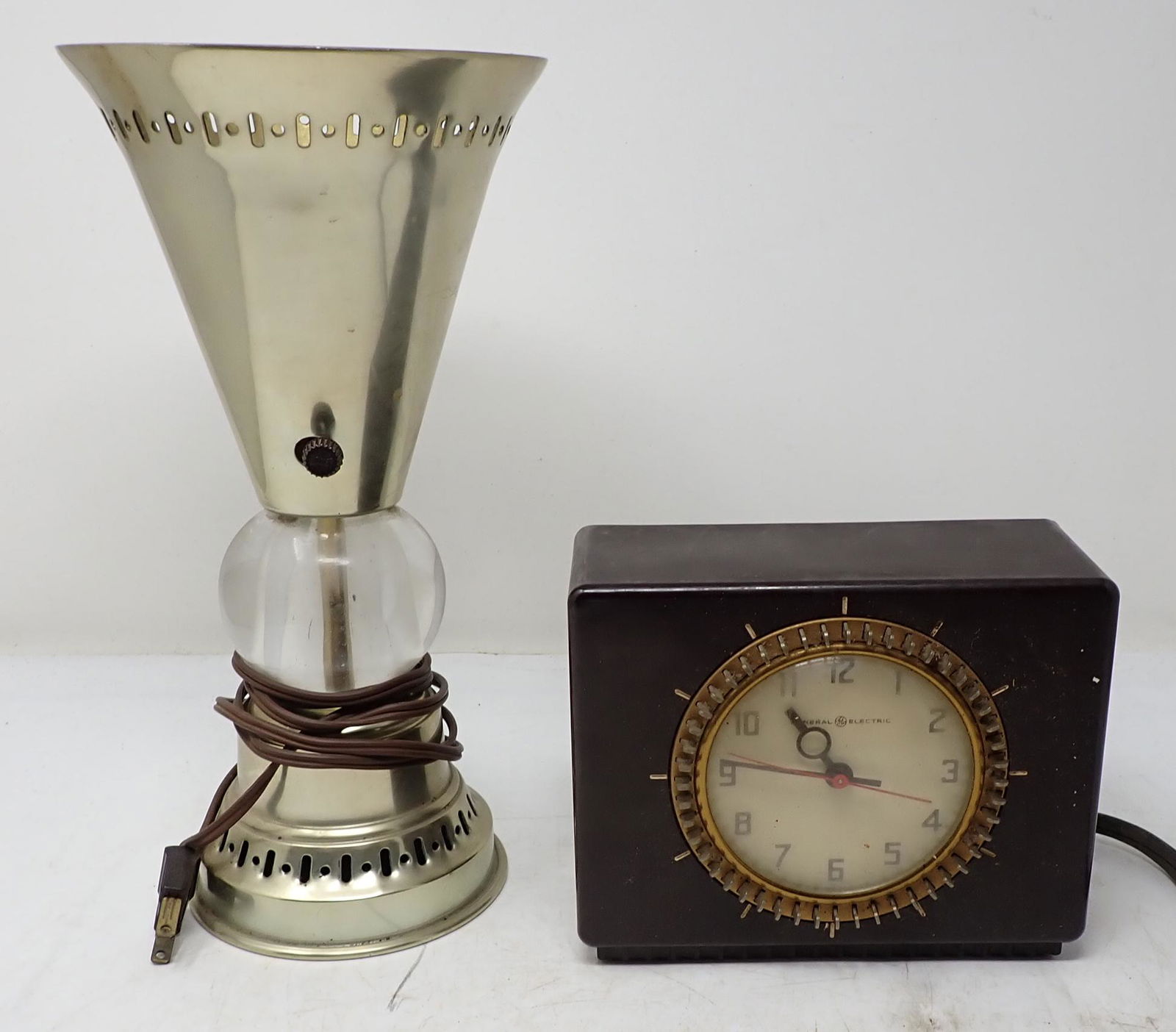 Vintage Lamp and General Electric Clock (1 of 3)