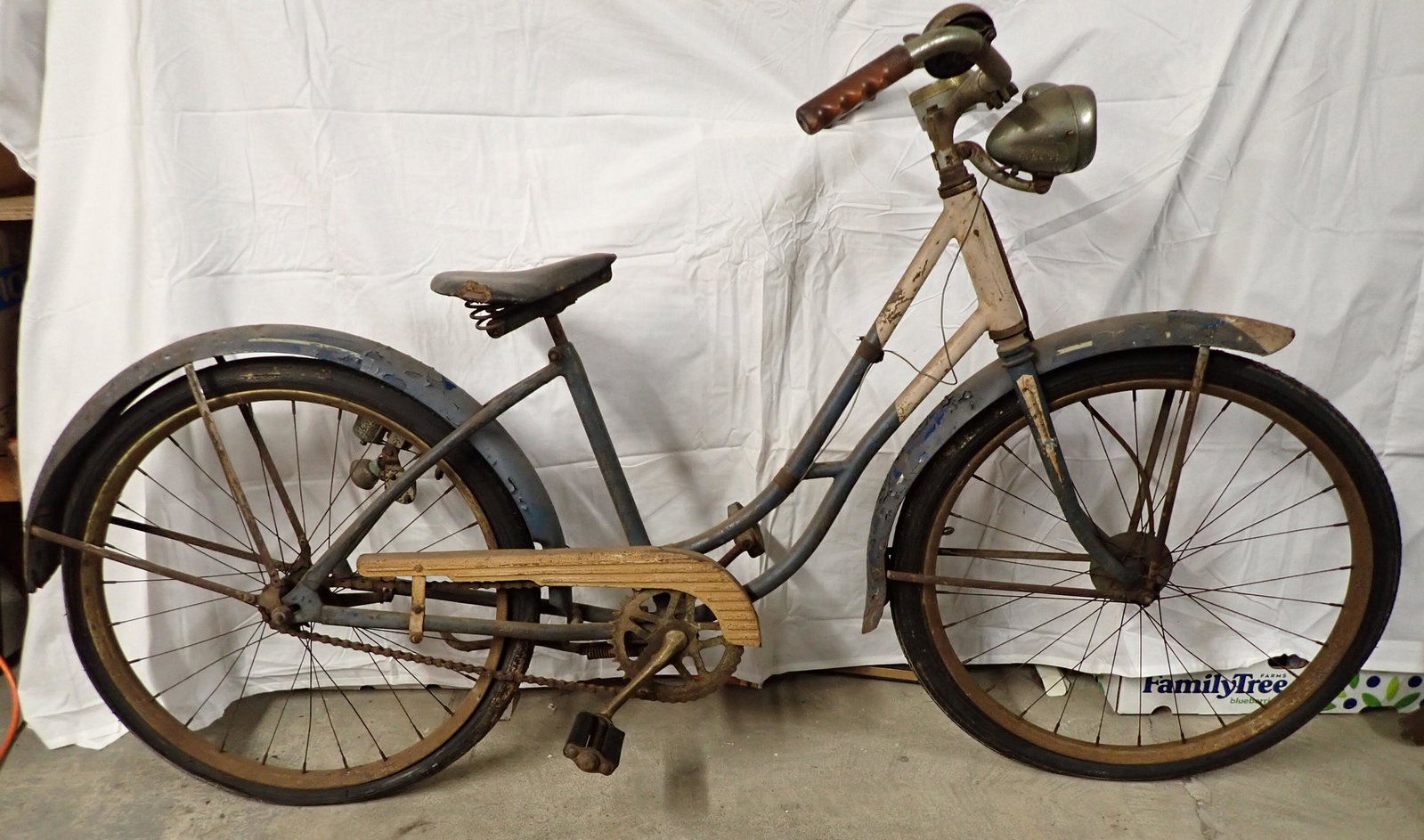 Antique Girls Bike: Girls bicycle. NO SHIPPING !