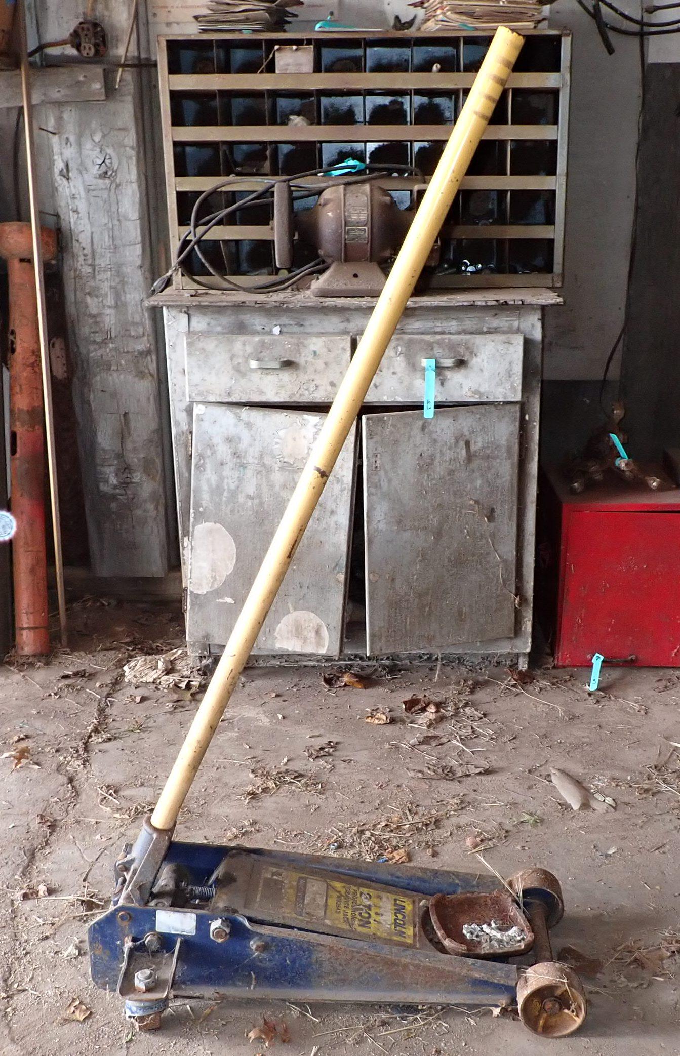 Lincoln 2 Ton Floor Jack (1 of 2)