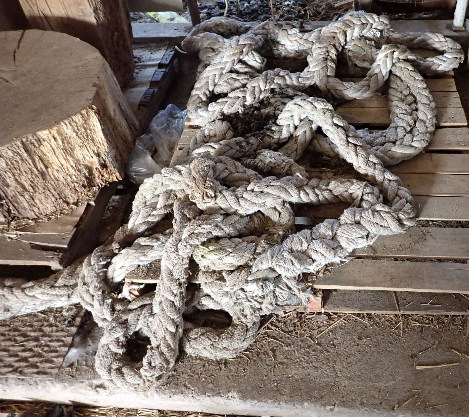 2 1/2" Rope: Guessing , there is approx 75- 100' . NO SHIPPING