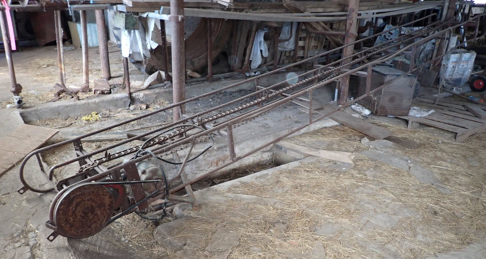 Hay Elevator: Approx 23 1/4" wide and 18'3" long. NO SHIPPING, bring help to load