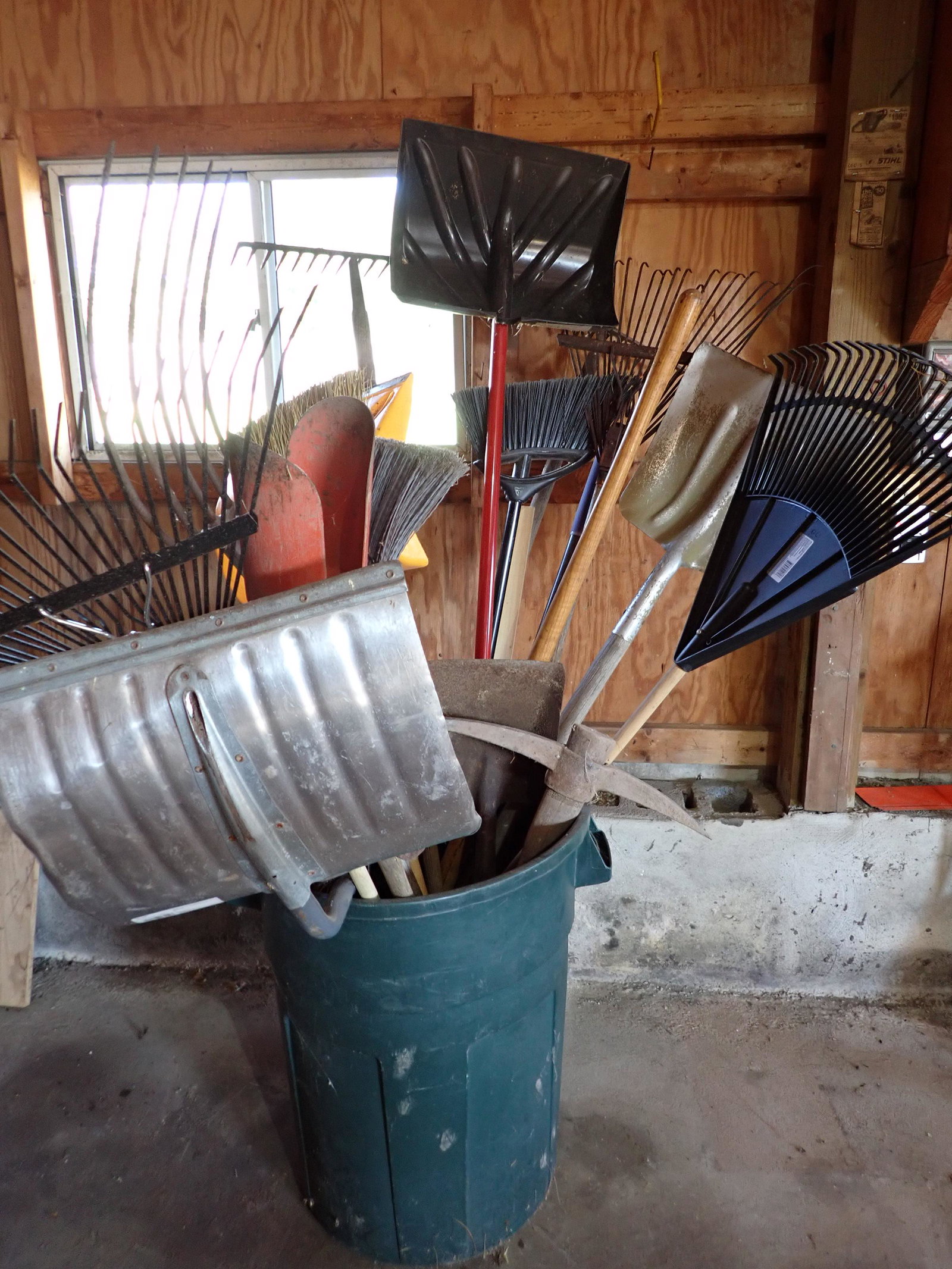 Garden Tools Rakes Shovels Post Hole Digger (1 of 3)