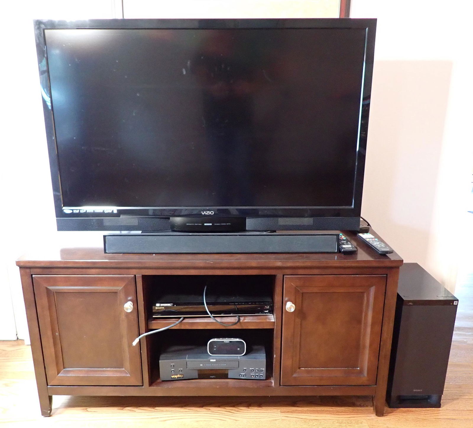 Vizio 48" Flatscreen TV Sony Sound System (1 of 10)