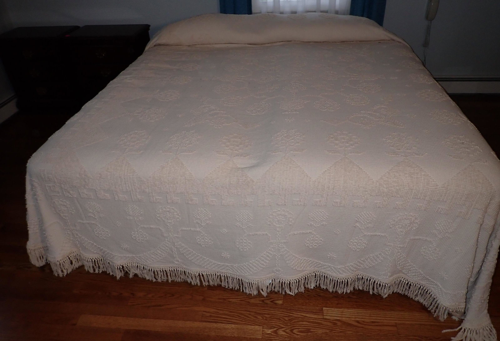 Chenille Bedspread (1 of 4)